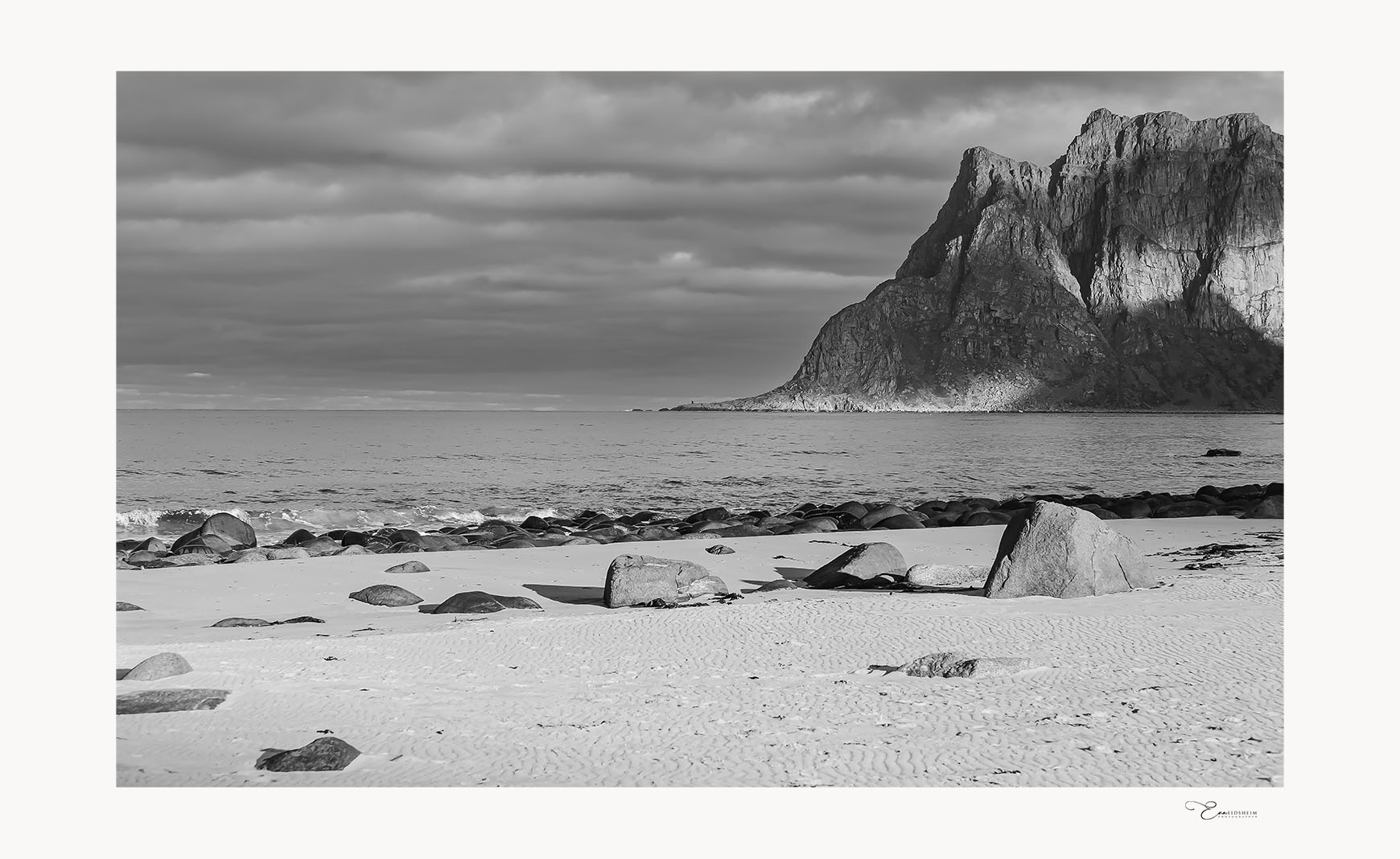 Fine Art Prints. Uttakleiv Beach II. Visit the gallery to the Norwegian photographer Eva Virkesdal Eidsheim.