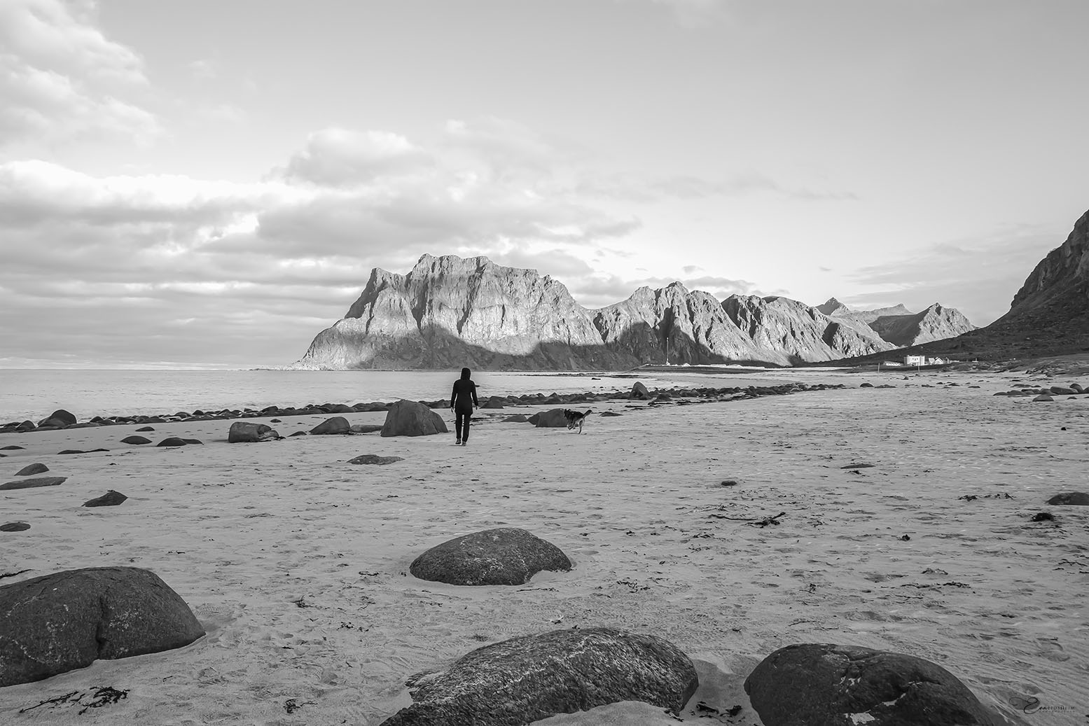 Fine Art Prints. Uttakleiv Beach III. Visit the gallery to the Norwegian photographer Eva Virkesdal Eidsheim.